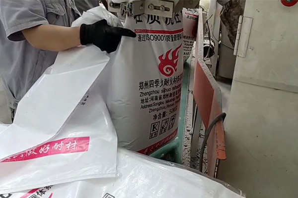 郑州四季火耐火材料是主营耐火砖、耐火浇注料、蓄热体、耐火球等耐火材料的厂家,研发生产了各种规格的高铝耐火砖、轻质保温砖,轻质高铝砖